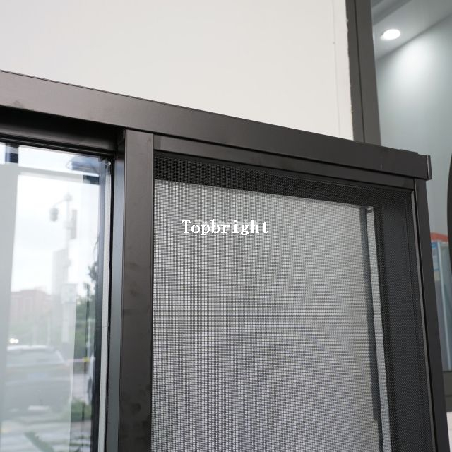 Schiebefenster mit schmalem Rahmen und rostfreiem Fliegengitter TB108